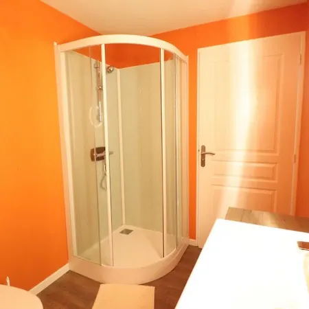 Spacieux Et Lumineux Gite En Auvergne Avec Terrasse, Proche Randos Et Sites Historiques - Fr-1-742-330 Appartement